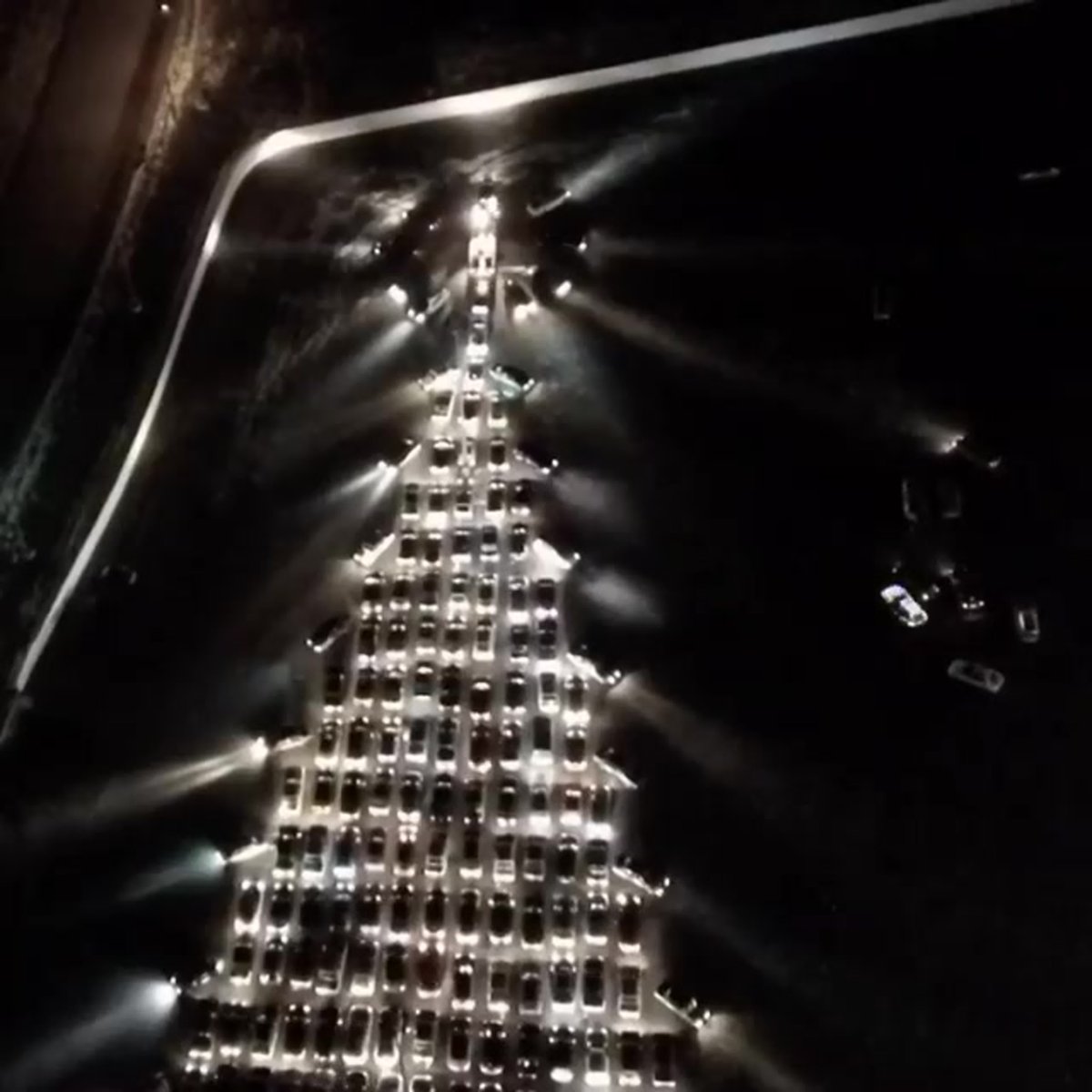 Новогодняя елка из автомобилей в Питере