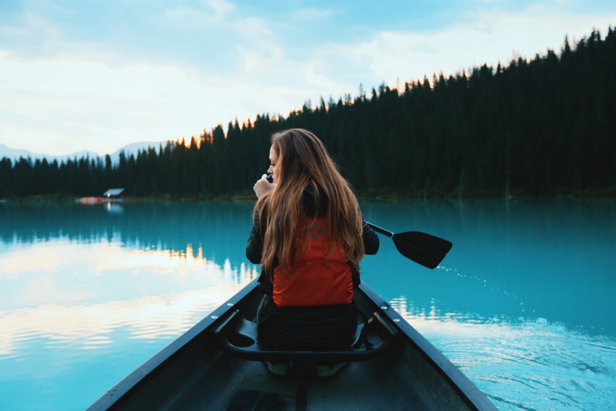 Девушка в лодке на озере