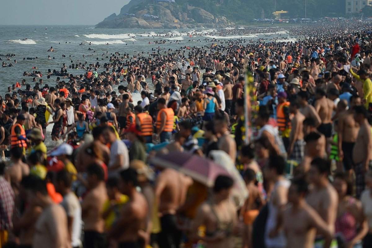 Толпа народу на пляже