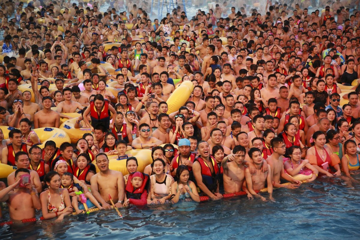 Толпа людей в бассейне