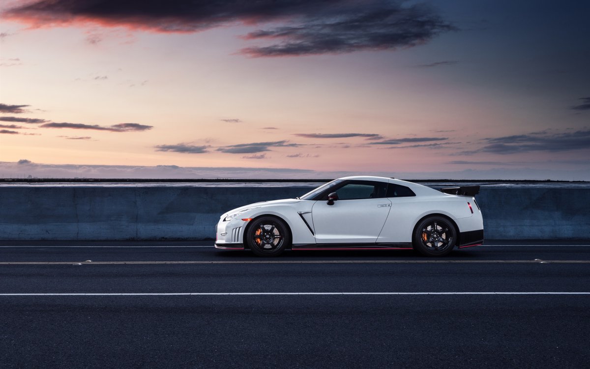 Nissan GTR r35 сбоку