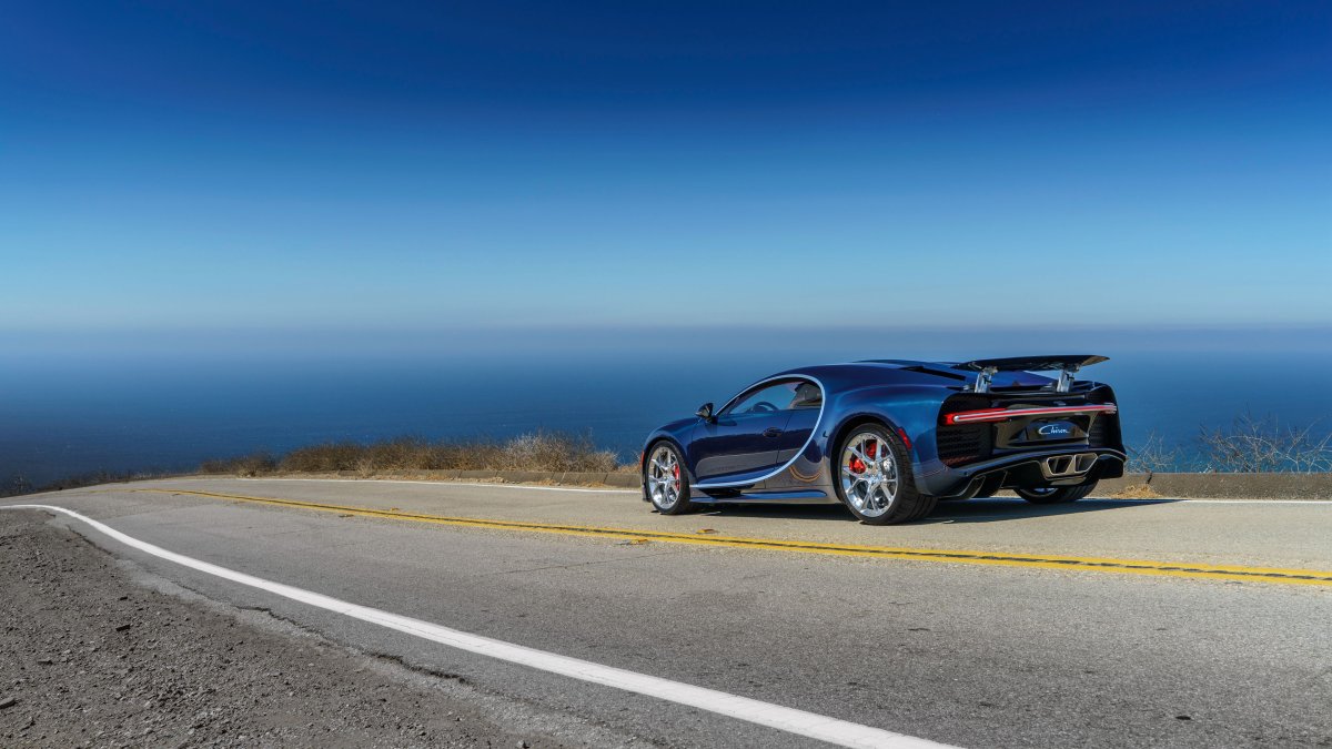 Bugatti Chiron сбоку