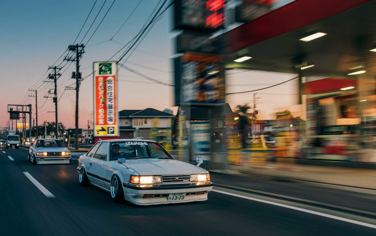 Японские машины на фиолетовом фоне