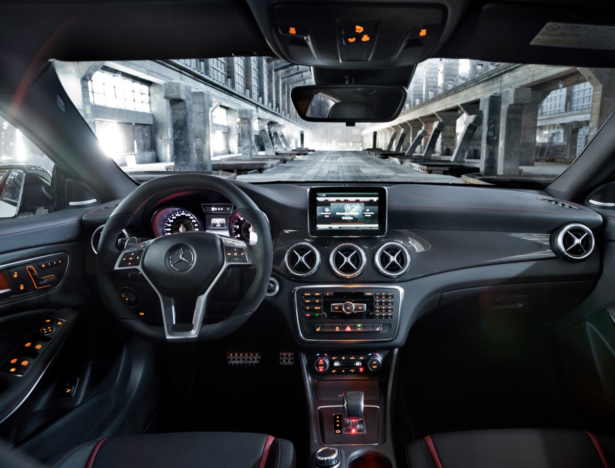 Mercedes CLA 45 AMG салон