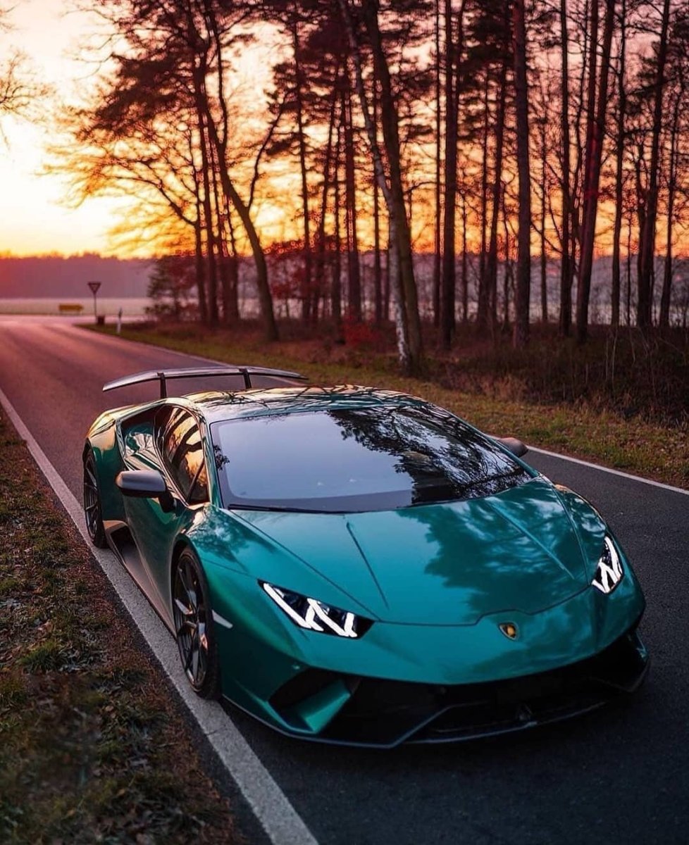 Спорткар Ламборджини авентадор