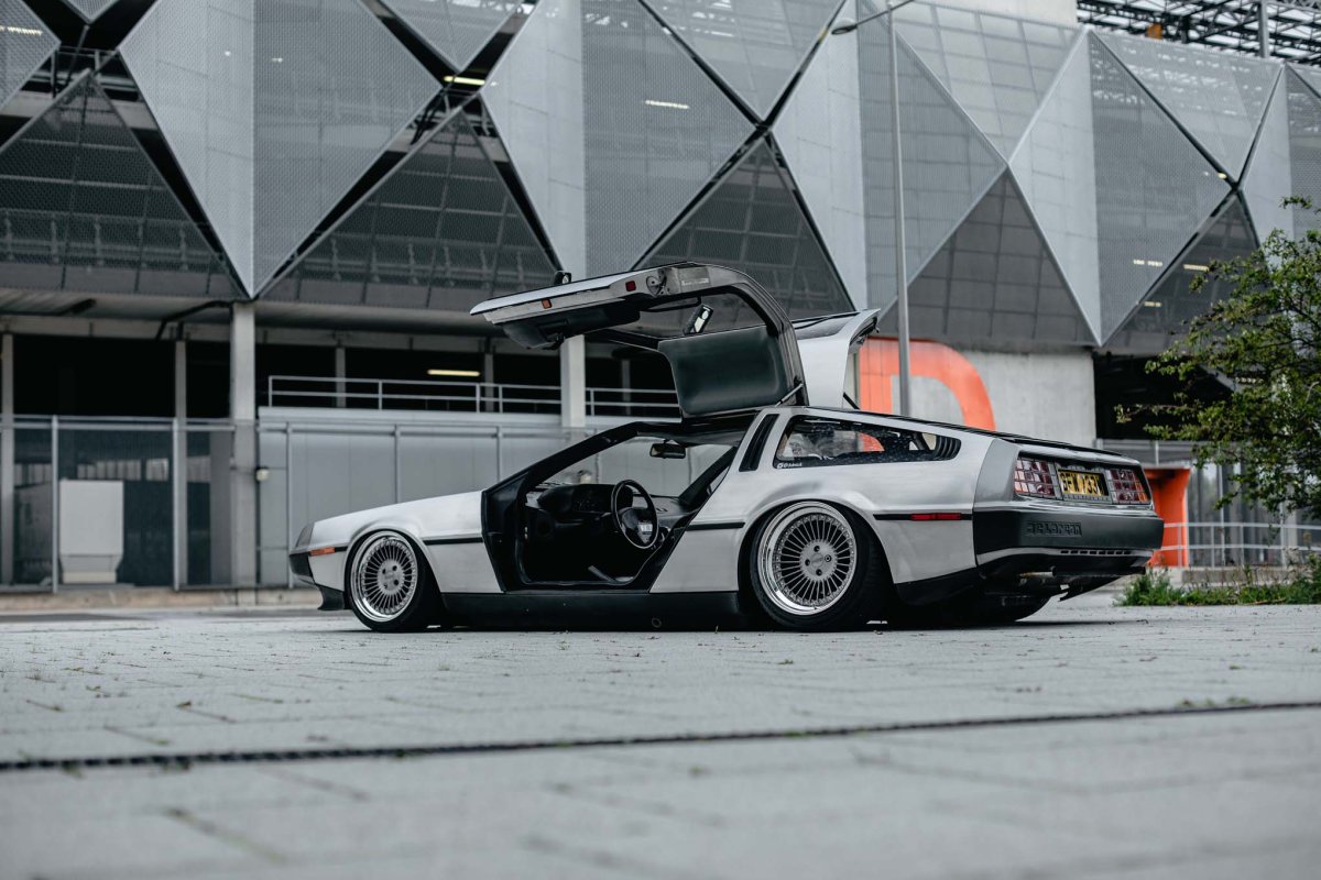 DELOREAN stance