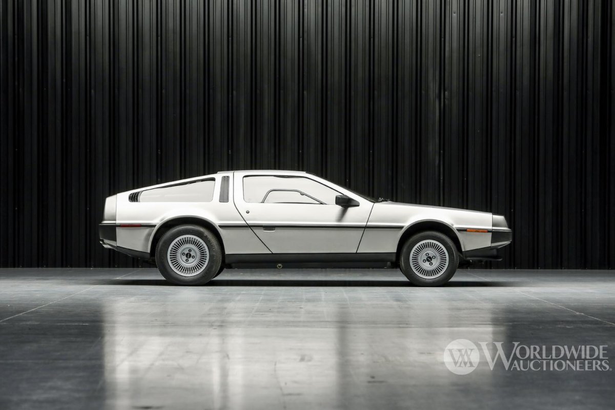 DELOREAN DMC-12