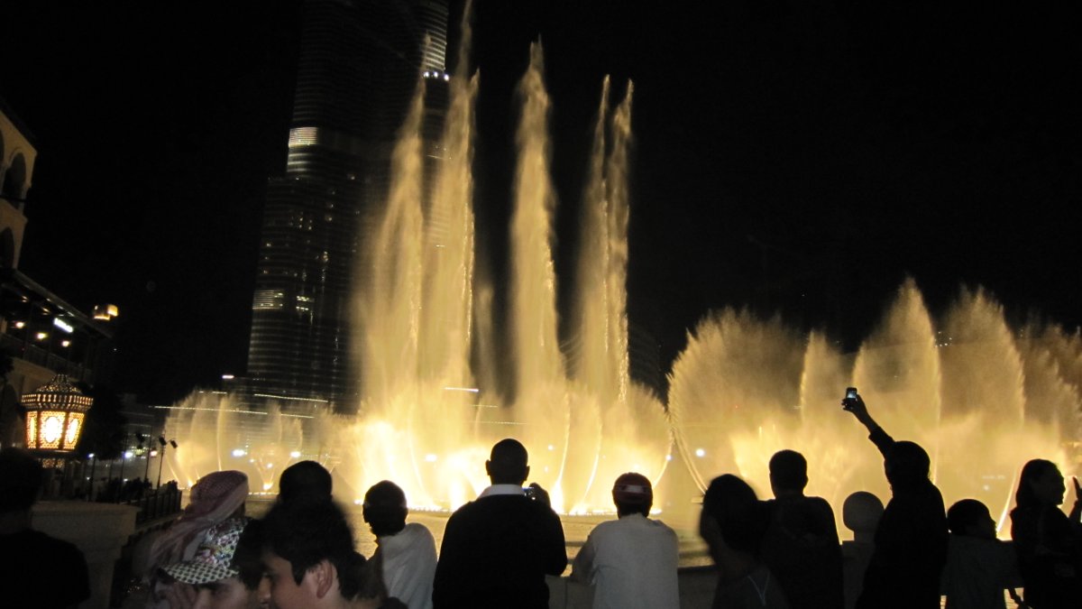 Поющие фонтаны и шоу на Бурдж Халифа