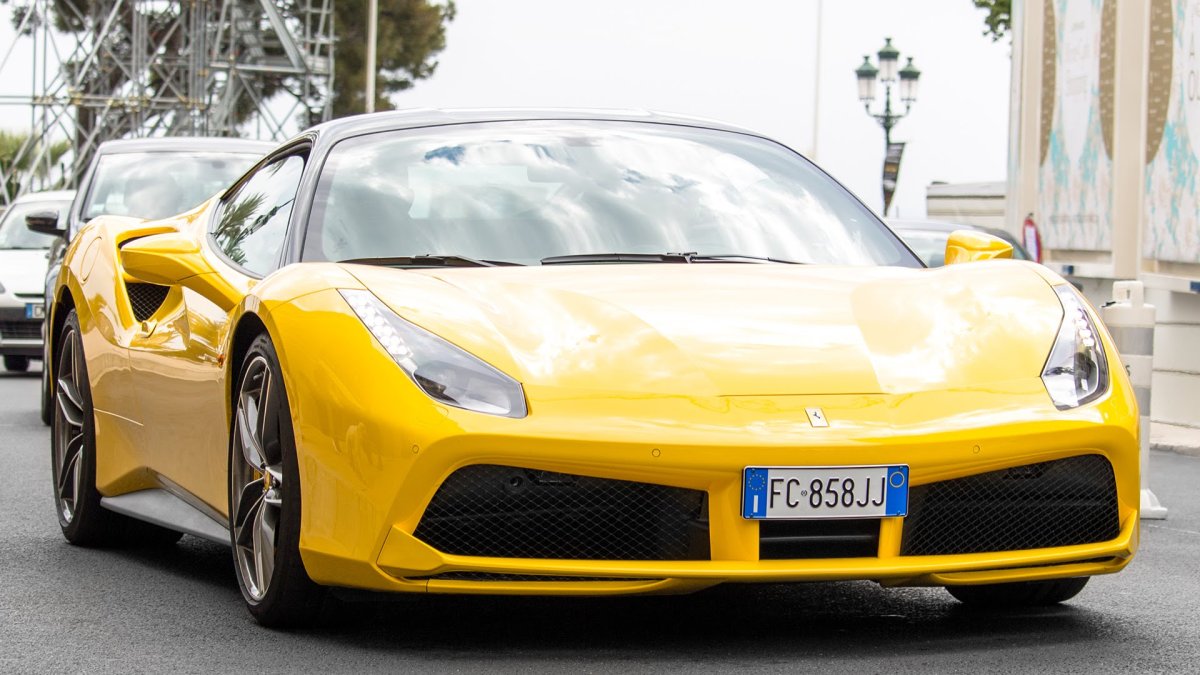 Желтая Феррари gt 488
