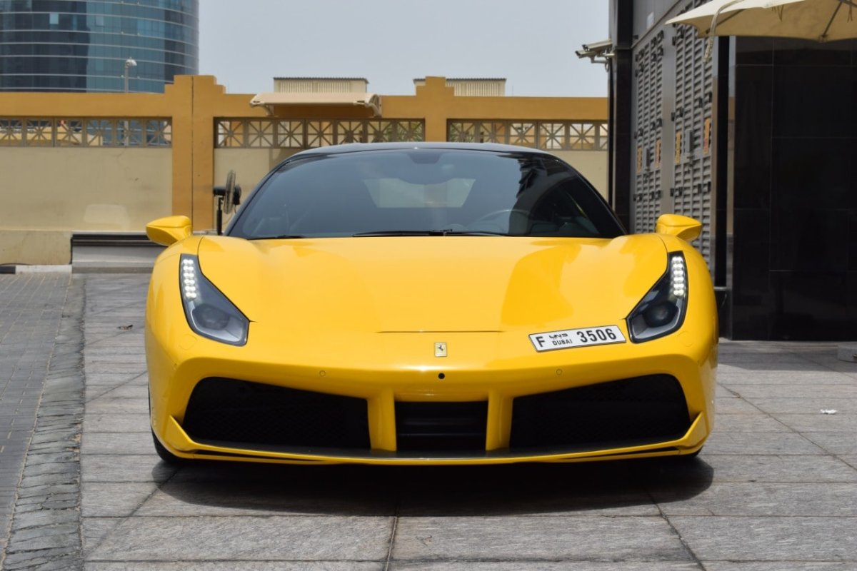 Ferrari 488 GTB желтая