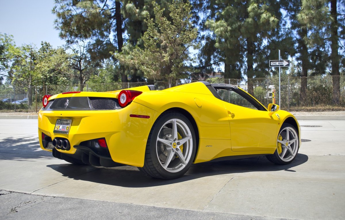 Ferrari 458 Italia желтая