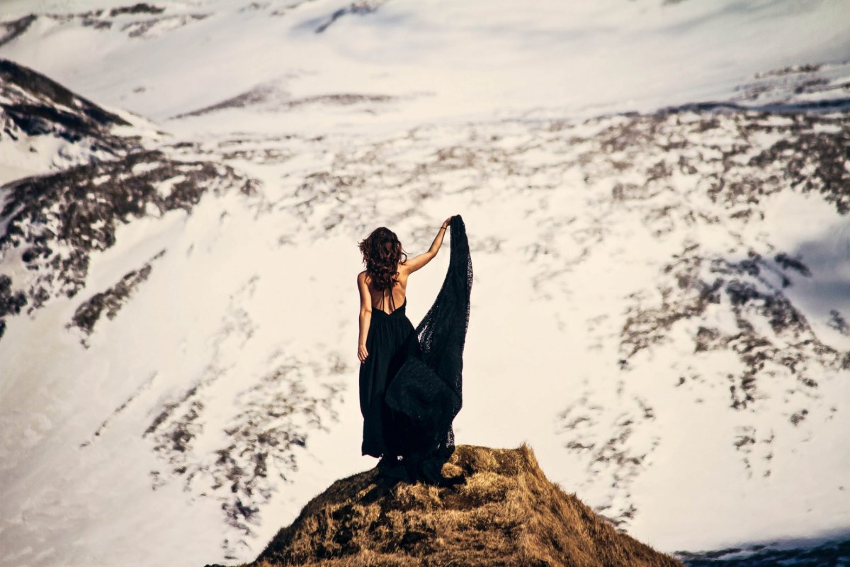 Девушка на вершине горы
