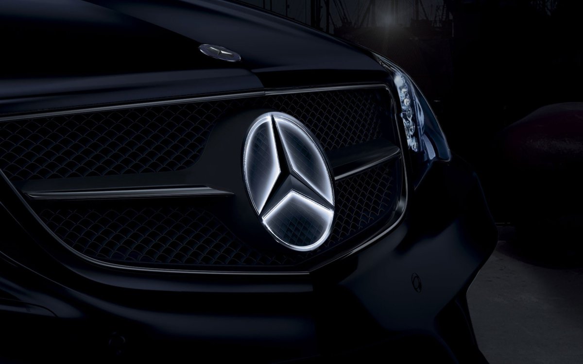 Mercedes Benz на черном фоне