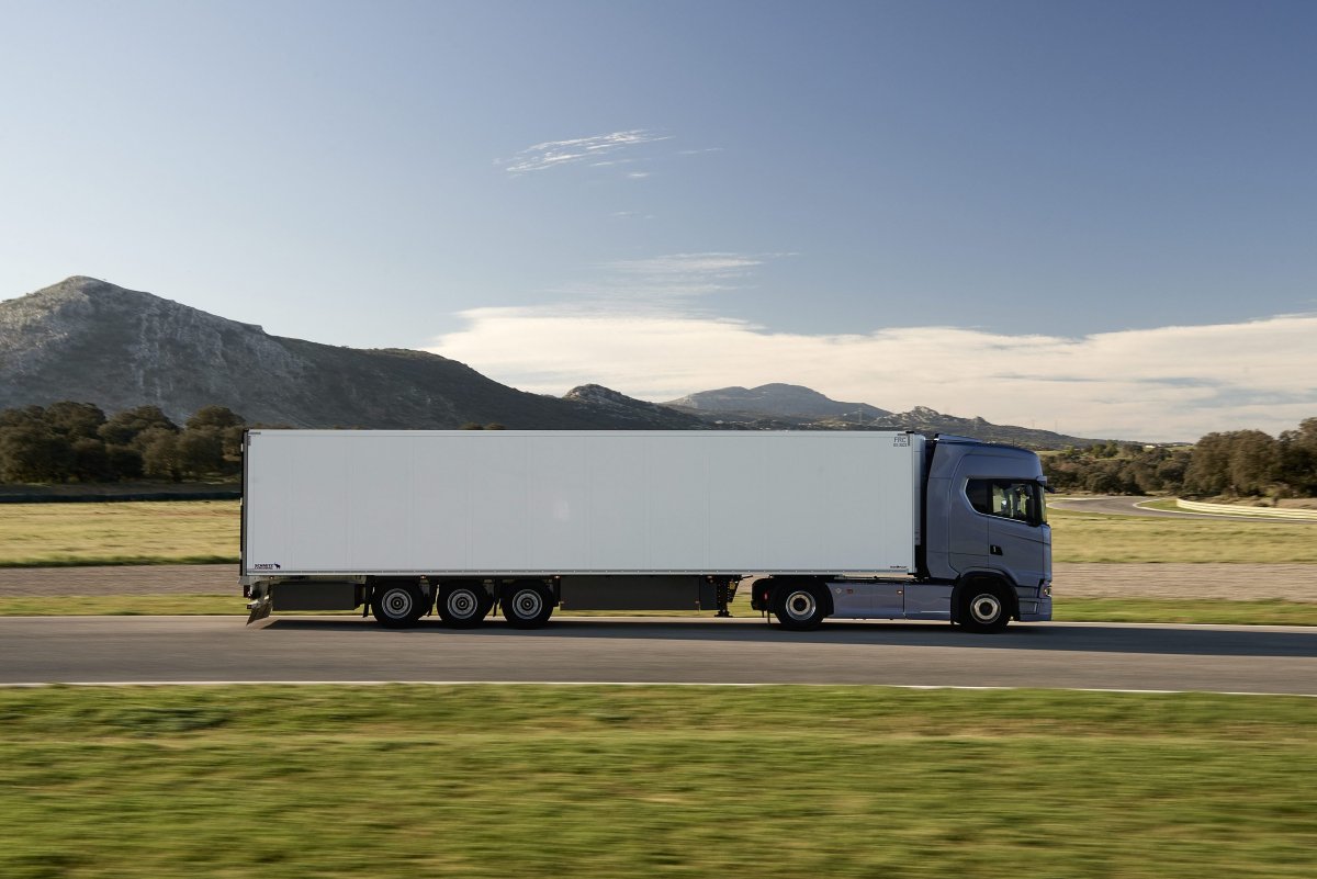 Фура Scania сбоку с прицепом