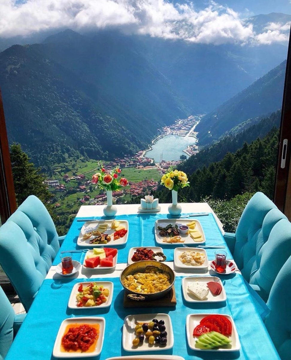Красивый завтрак в горах