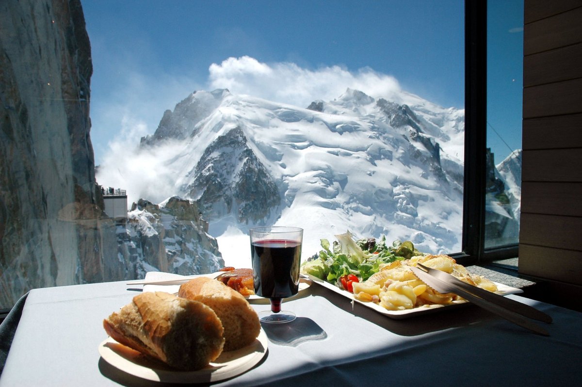 Ресторан на горе Эгюий-дю-миди на высоте 3842 м, Шамони, Франция