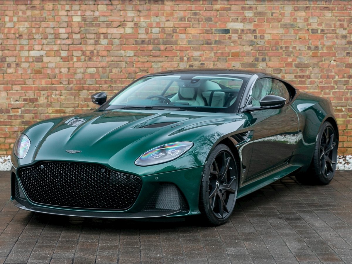 Aston Martin DBS Superleggera зеленый