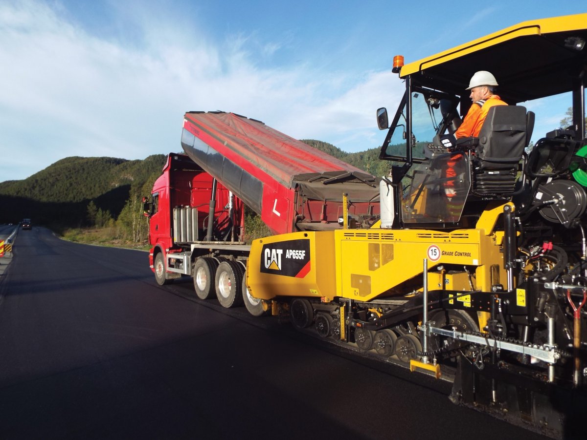 Асфальтоукладчик Cat 655f
