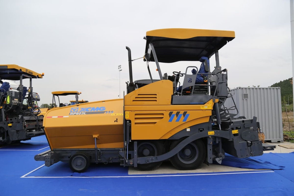 Асфальтоукладчик гусеничный XCMG rp603
