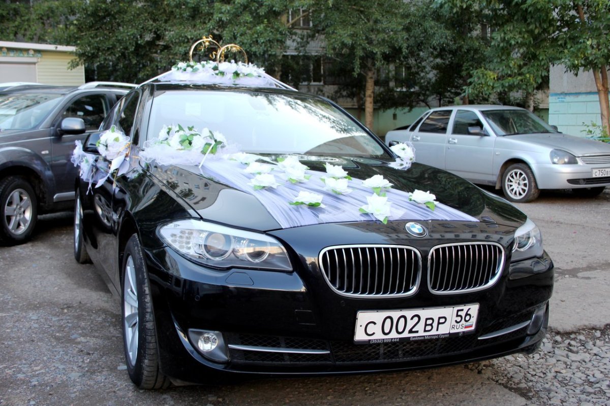Машина на свадьбу украшение БМВ