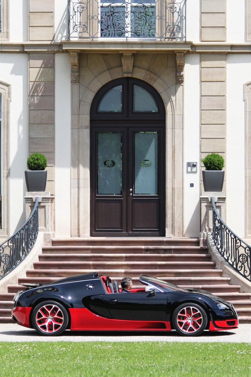 Bugatti рядом с красивым домом