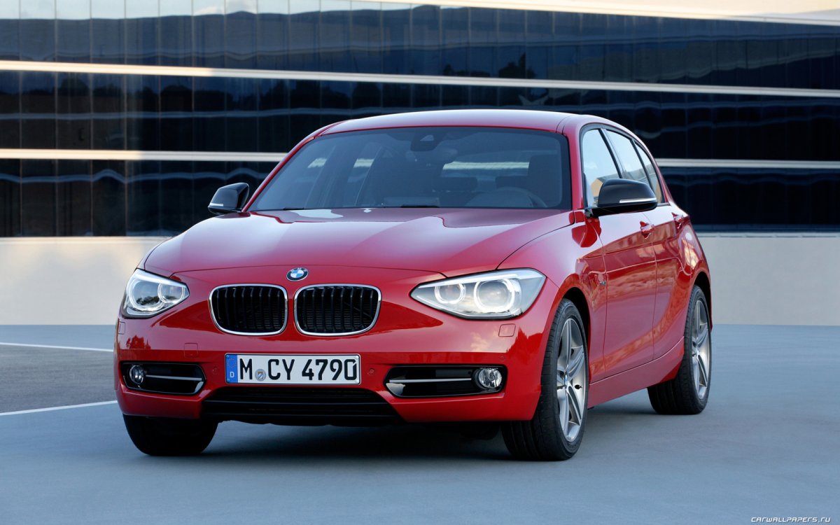 BMW 118i красная