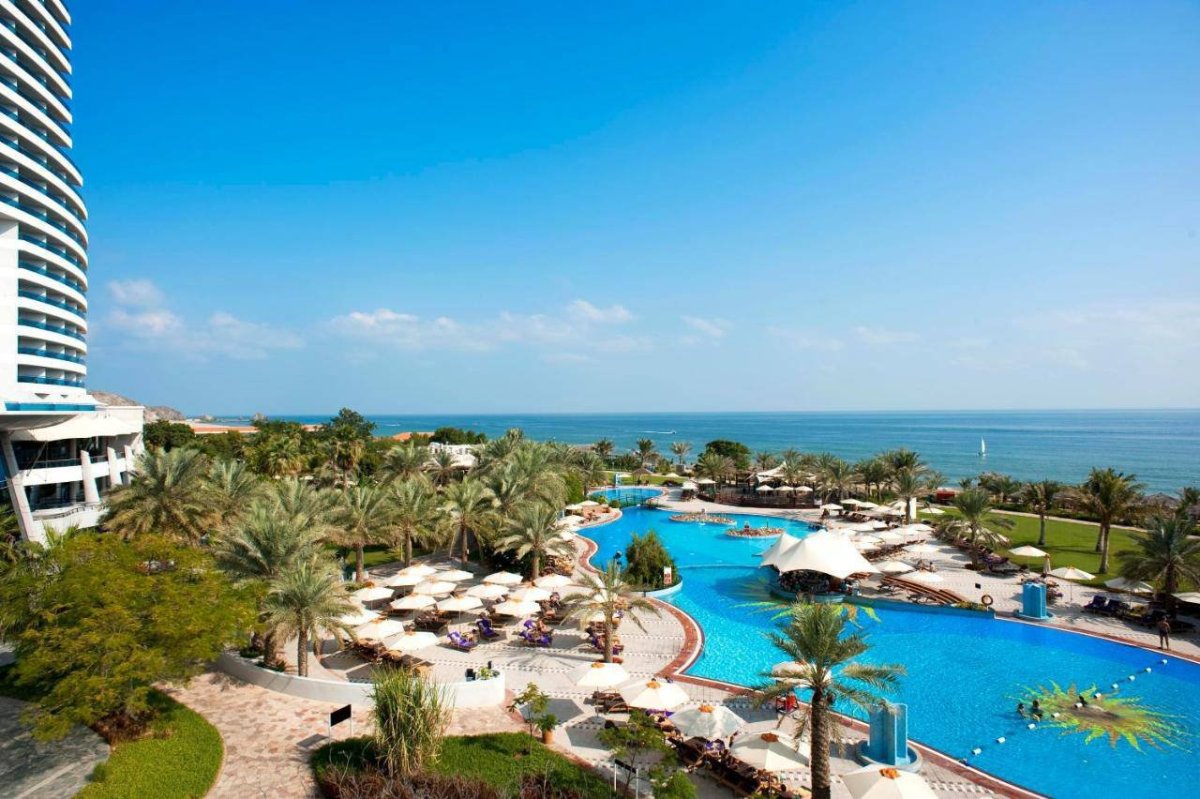 Отель le Meridien al Aqah Beach Resort