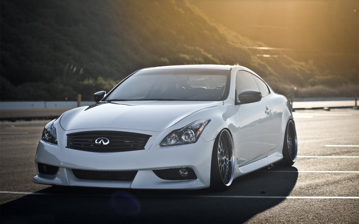 G37 Infiniti белая