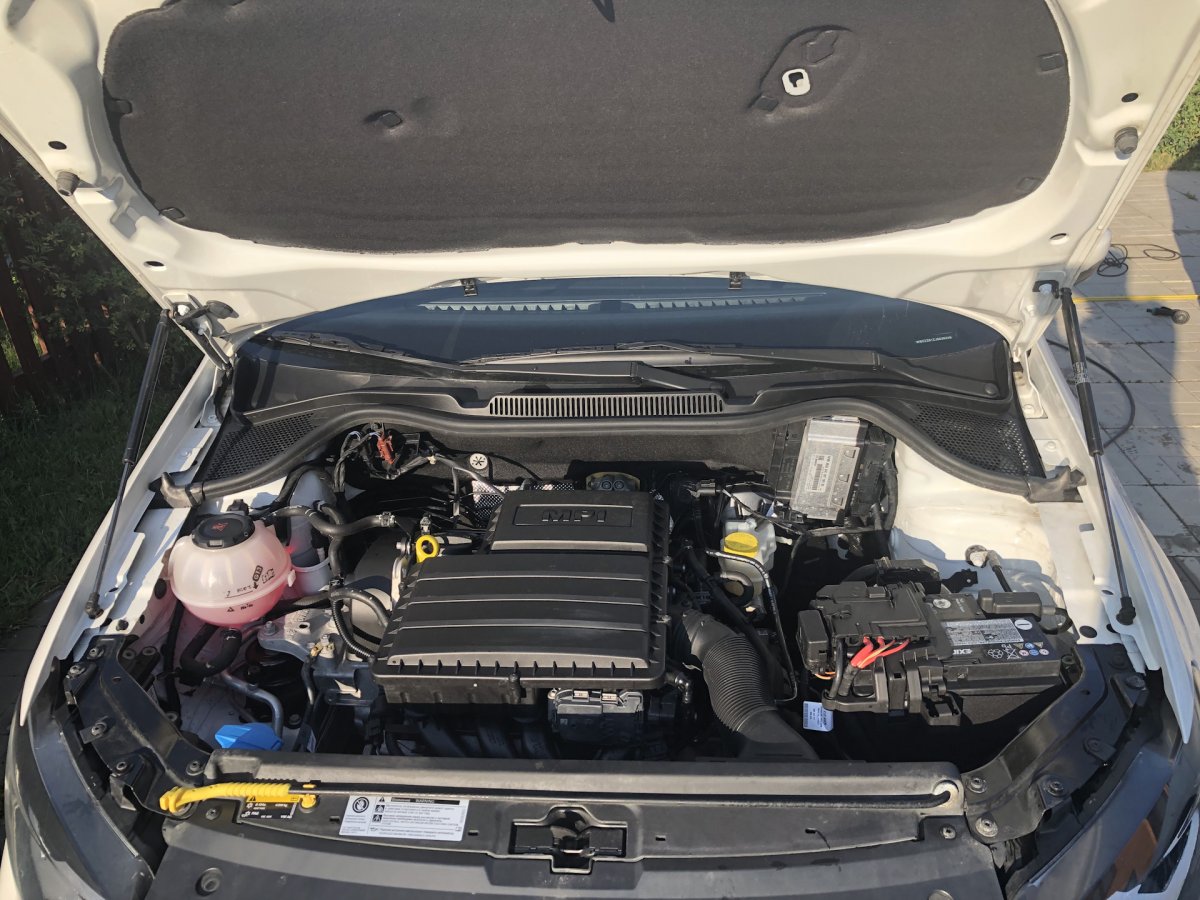 Volkswagen Polo sedan подкапотка