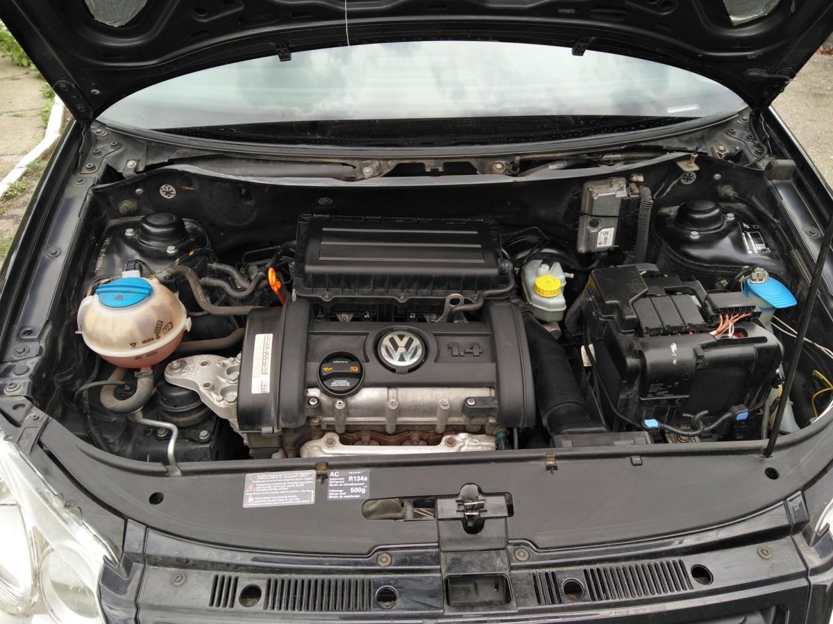 Volkswagen поло подкапотное пространство