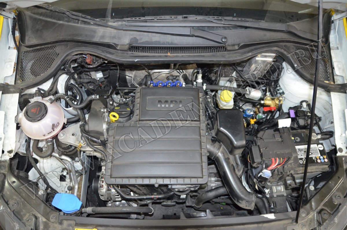 VW Polo 2021 подкапотное пространство