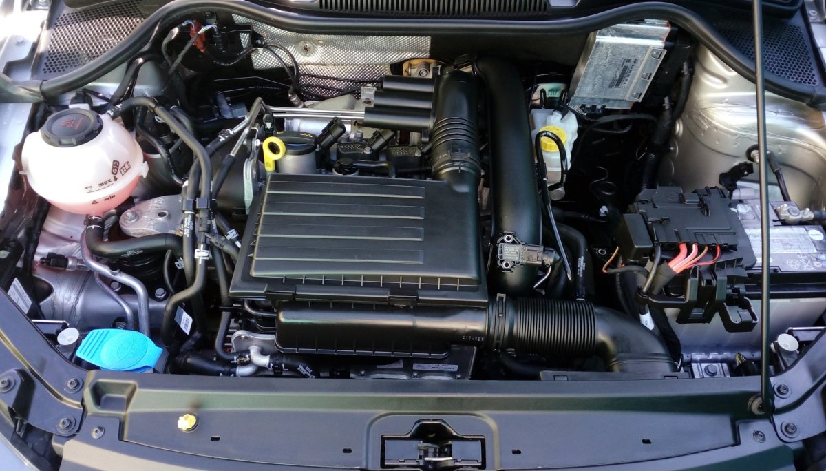 Volkswagen Polo 1.4 подкапотное пространство