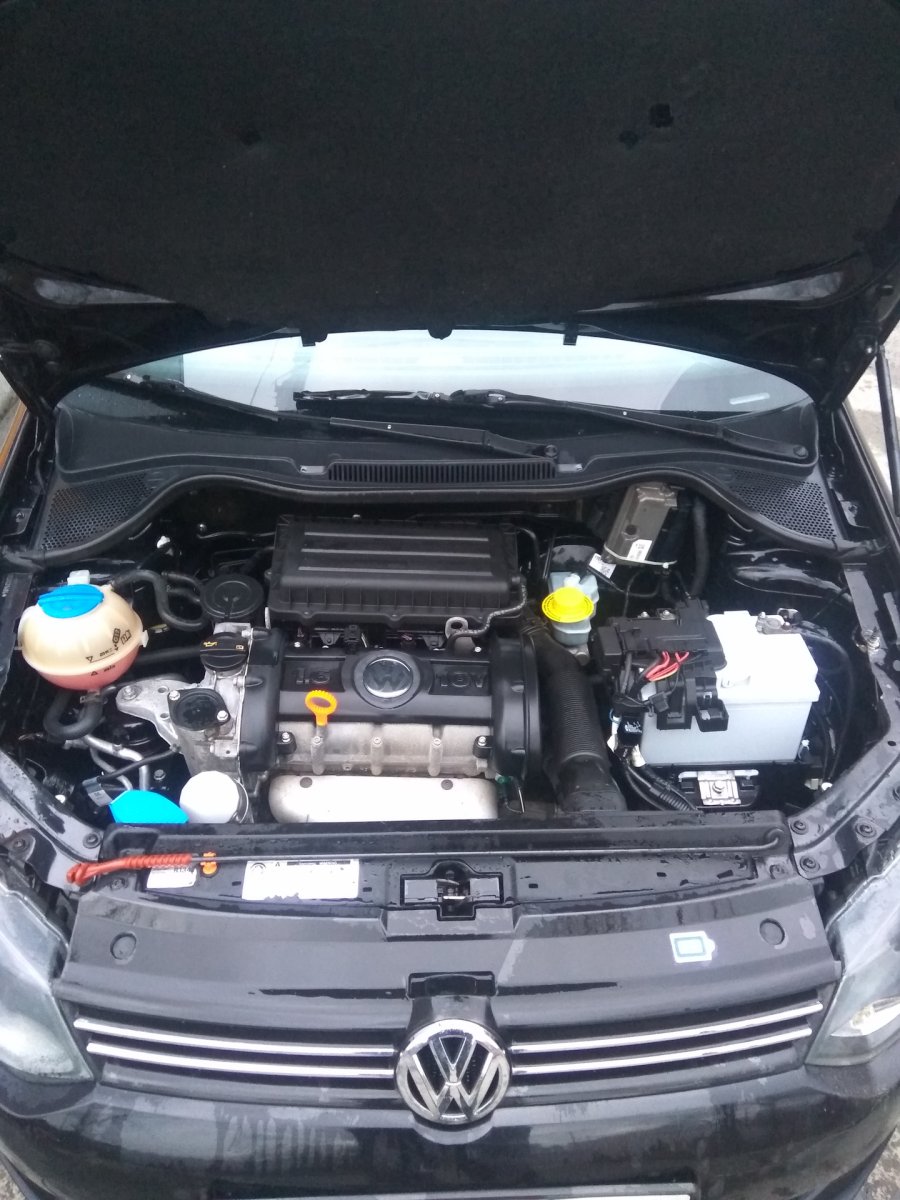 Volkswagen Polo 1.4 подкапотное пространство