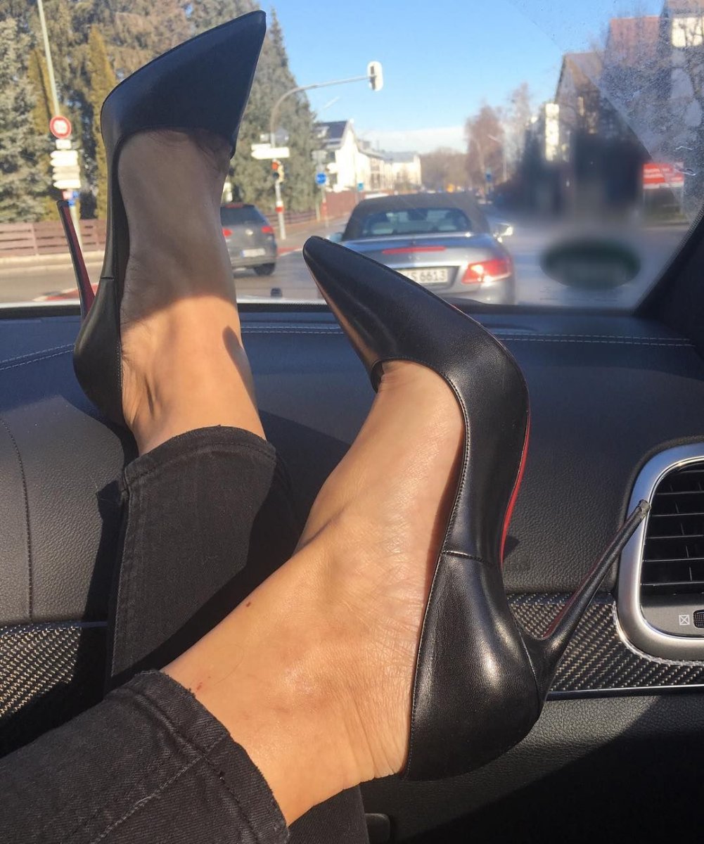 Женские ножки в автомобиле