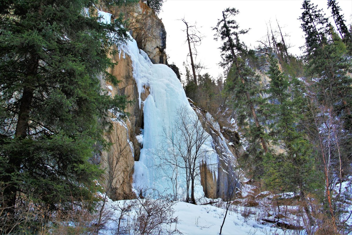 Камышлинский водопад горный Алтай зимой