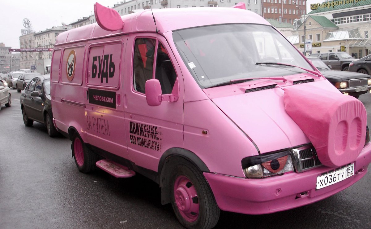 Розовый микроавтобус