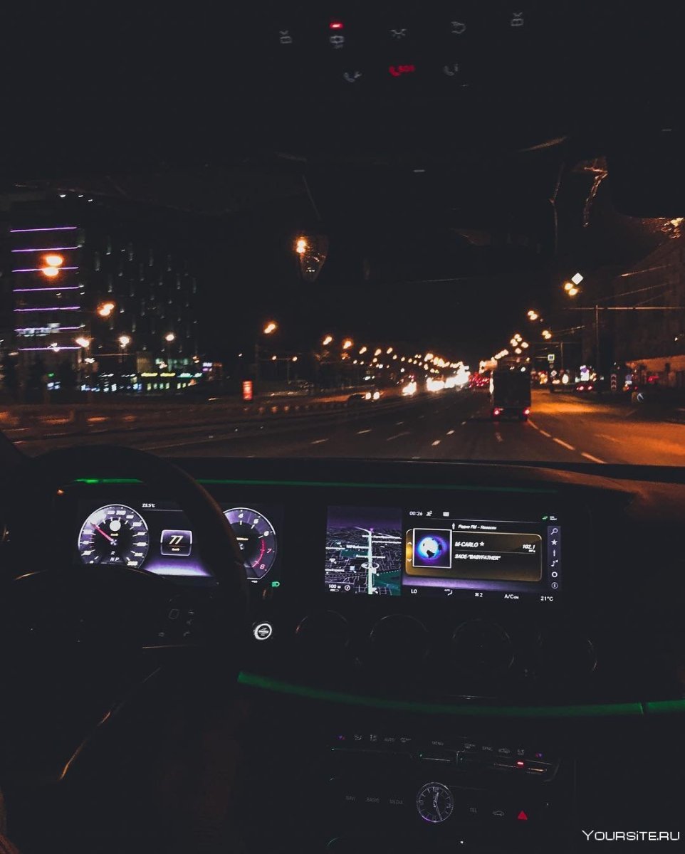Вид из машины на ночной город