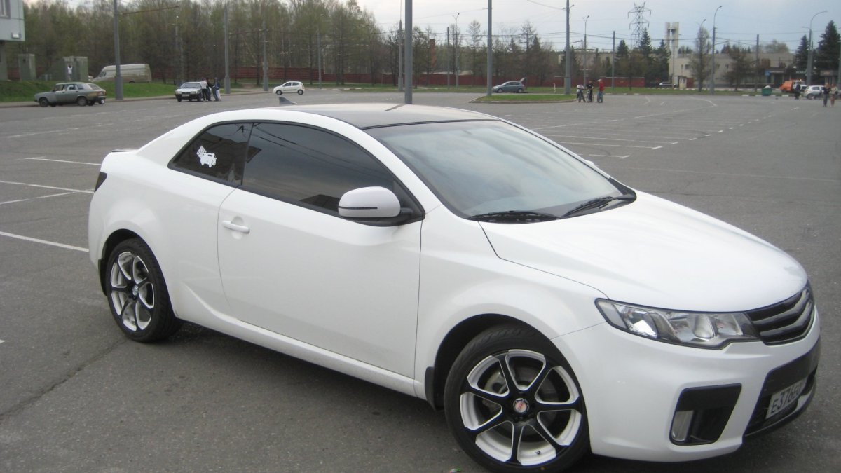 Kia Cerato 2012 белая с черной крышей