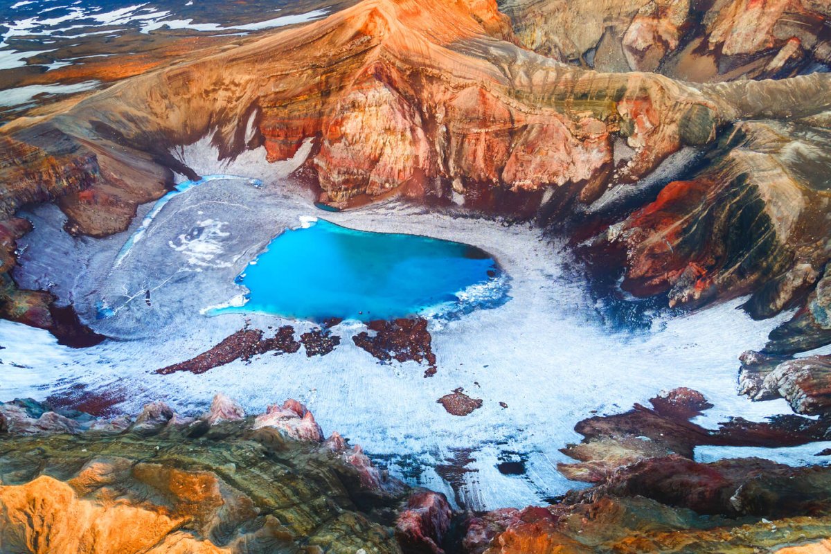 Вулкан Горелый голубое озеро
