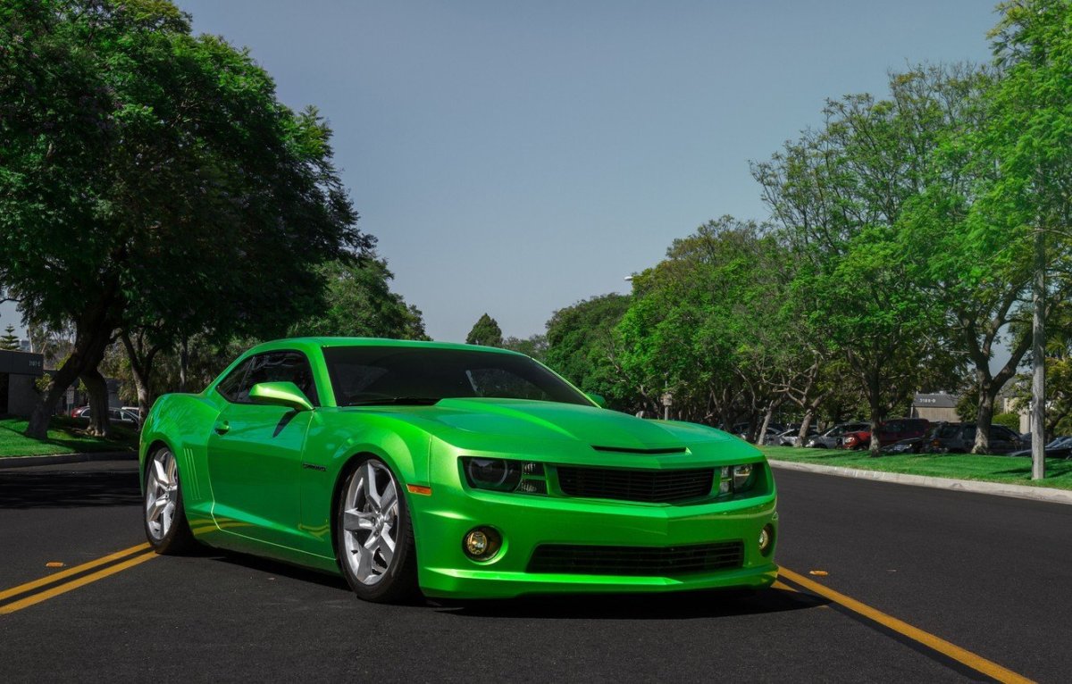 Chevrolet Camaro зеленый