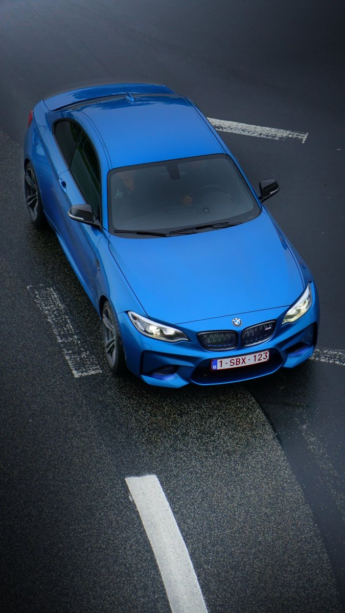Синяя машина с белой крышей