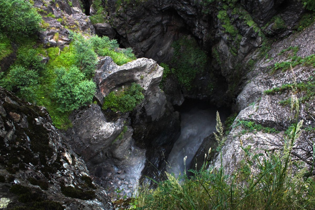 Водопад Чертова мельница Осетия