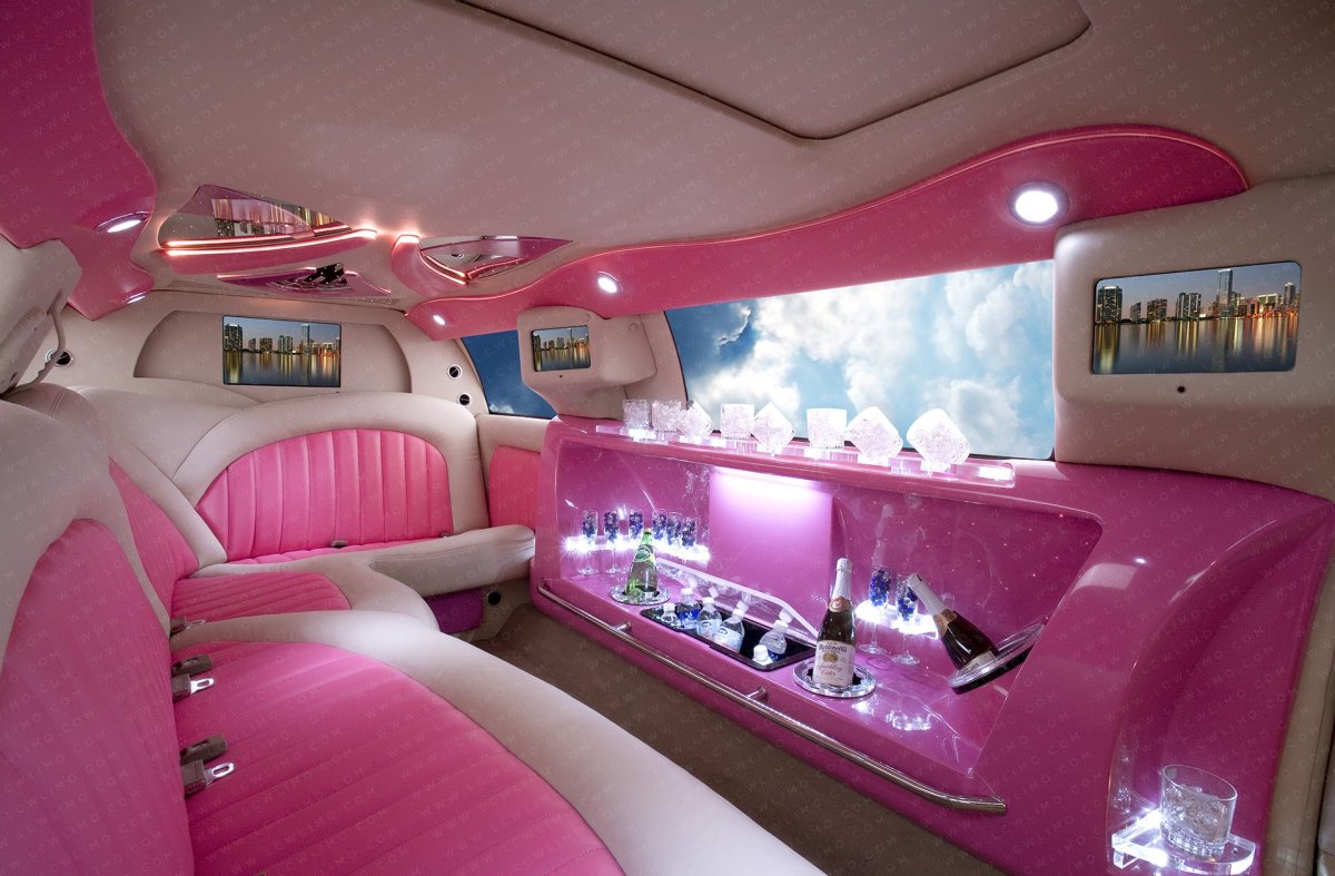 Розовый салон машины