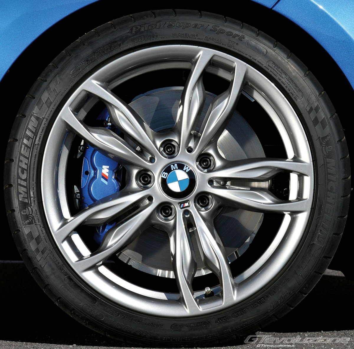BMW 5gt с синими суппортами