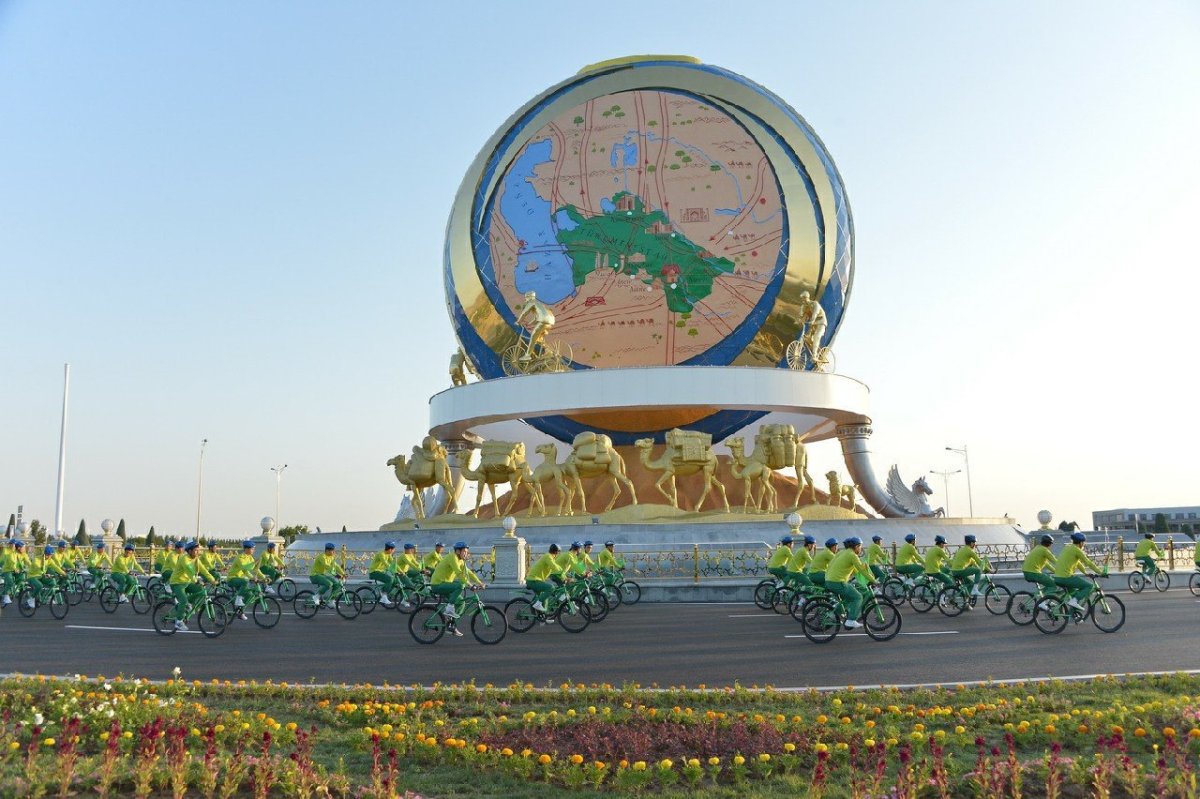 Монумент “Dowamat“ в Ашхабаде