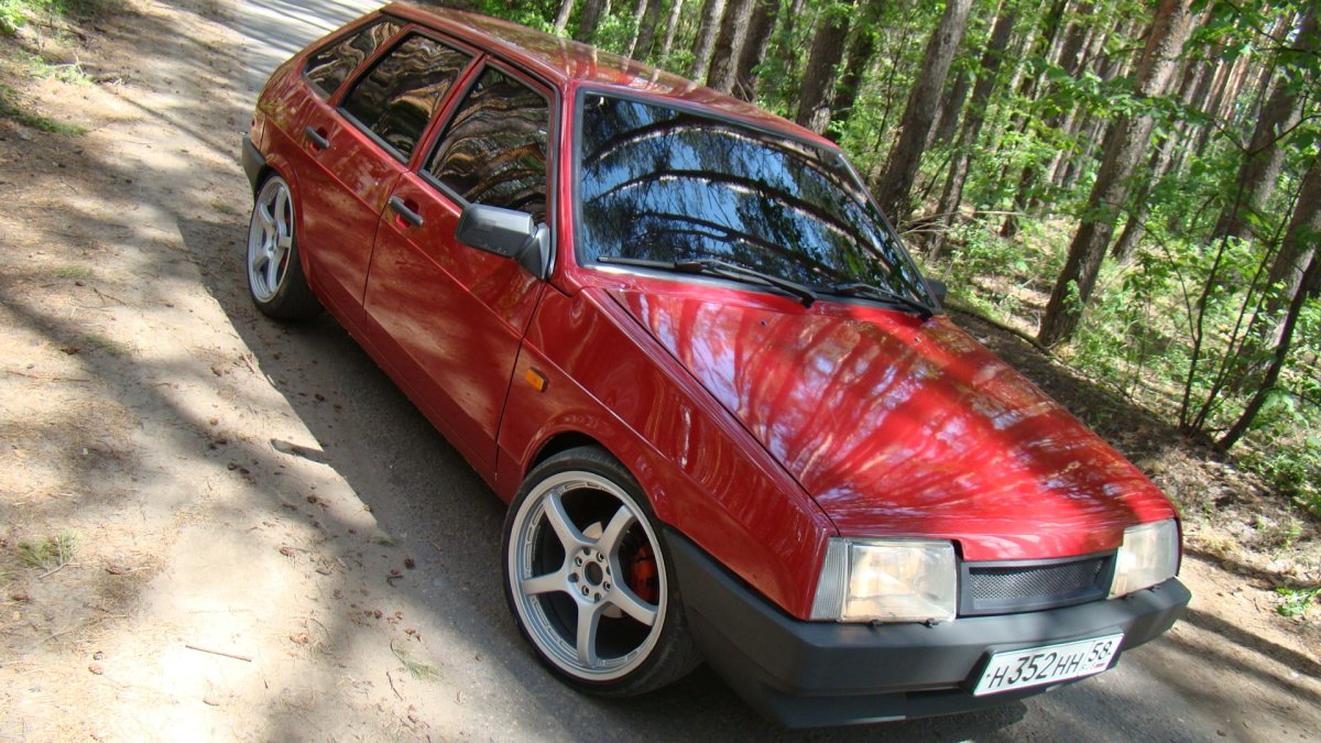 ВАЗ 2109 красная