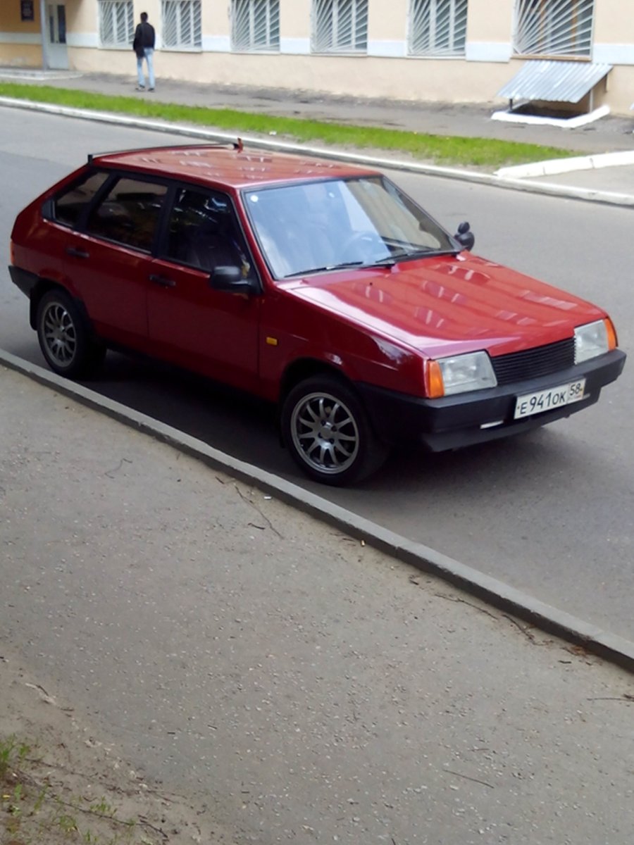Красная девятка Лада 2109