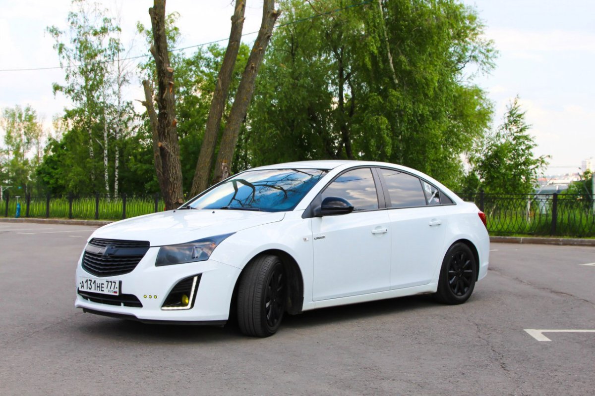 Белый Chevrolet Cruze черные диски хэтчбек