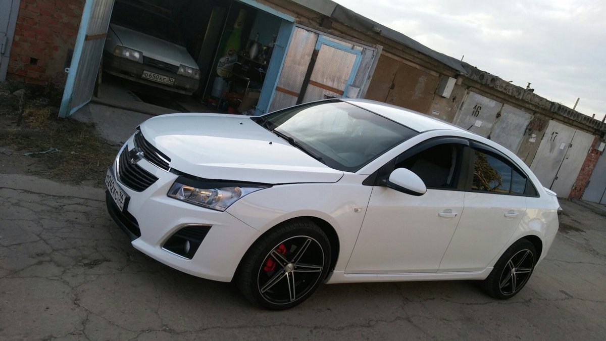 Chevrolet Cruze белая тюнингованная