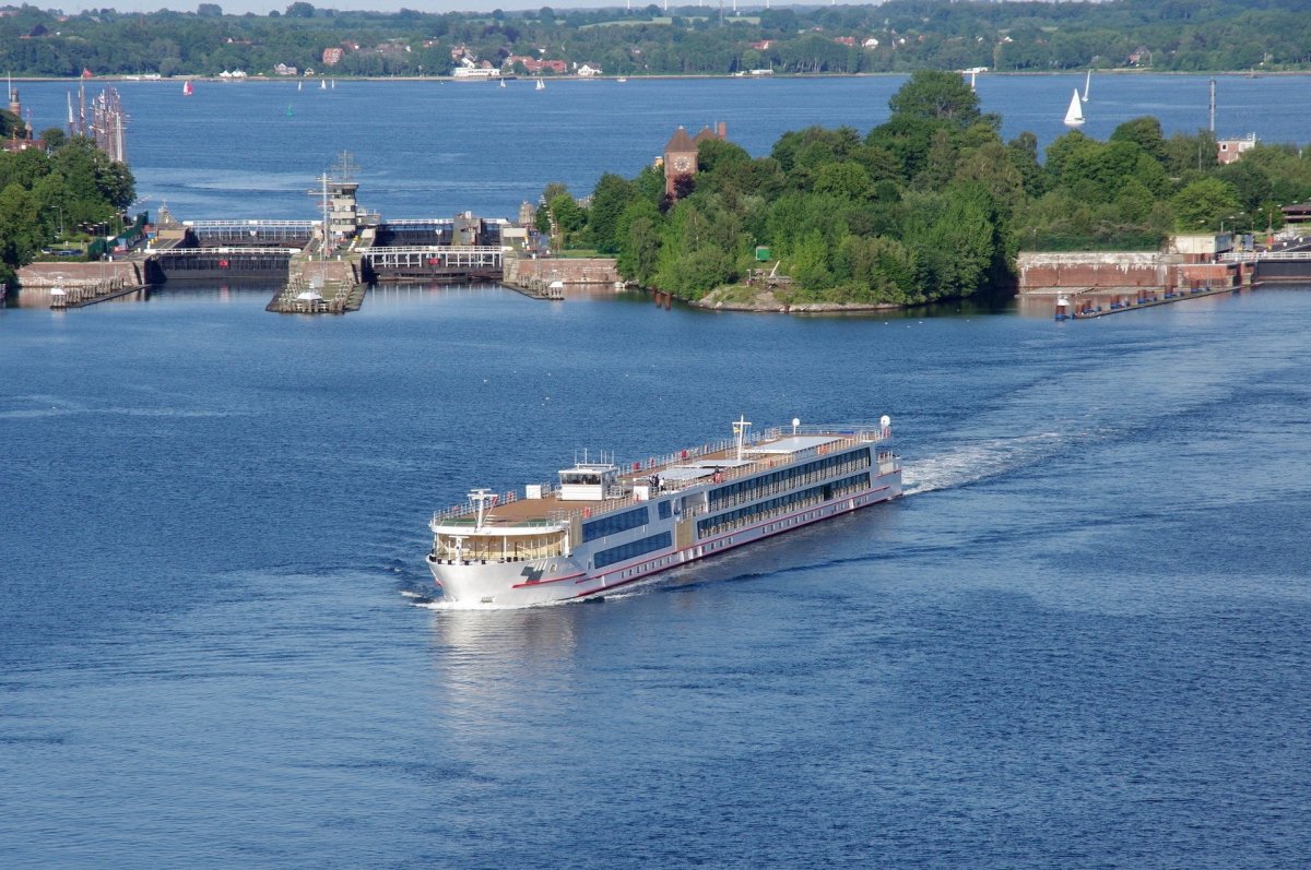 Волга судоходная река